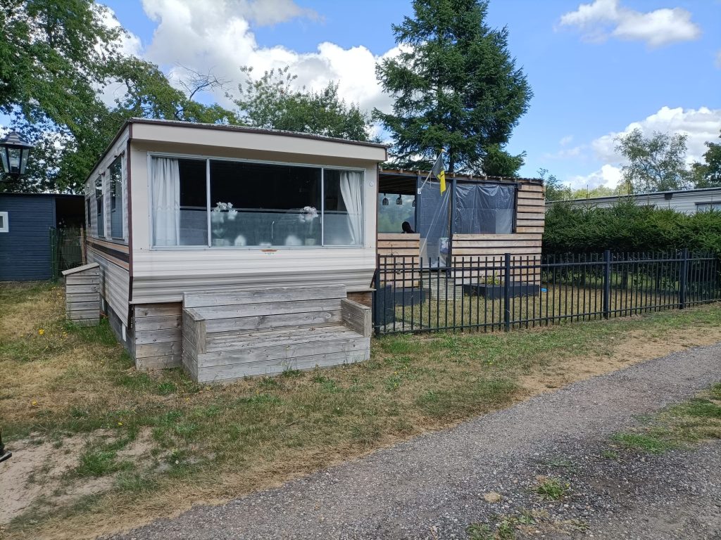 Stacaravan plek 121-Fam Ter Schuur